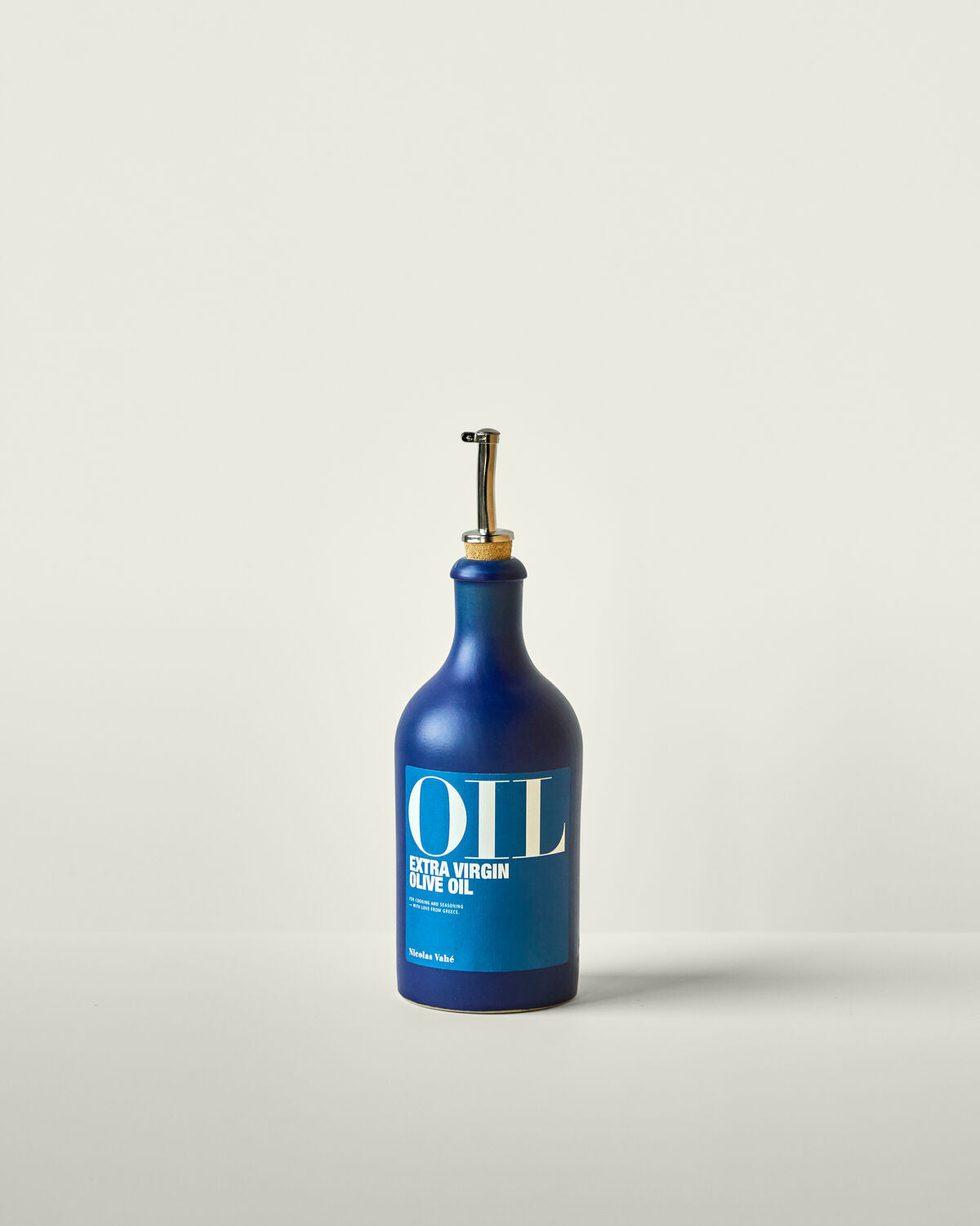 Hochwertiges, extra natives Olivenöl aus Griechenland in einer eleganten 500 ml Flasche von Nicolas Vahé, ideal für feine Küche und Salate.
