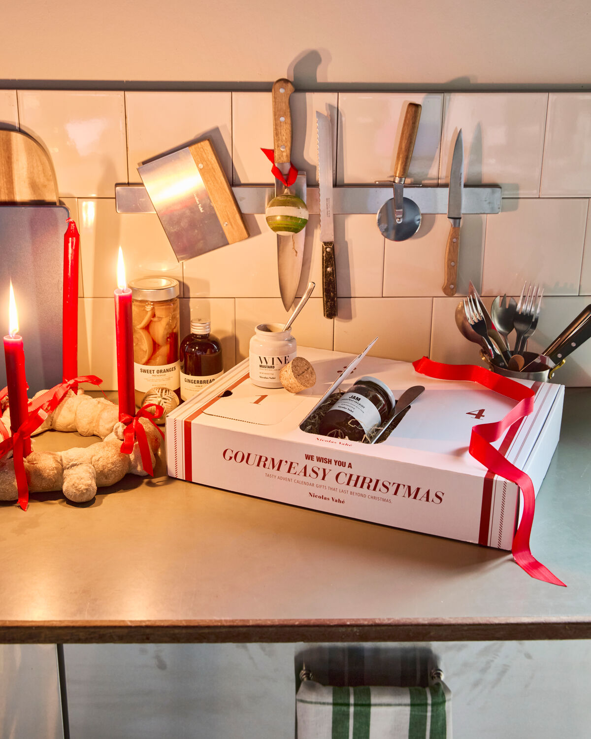 Elegante Geschenkbox von Nicolas Vahé für den Advent 2026, gefüllt mit köstlichen Delikatessen und liebevoll gestaltet.