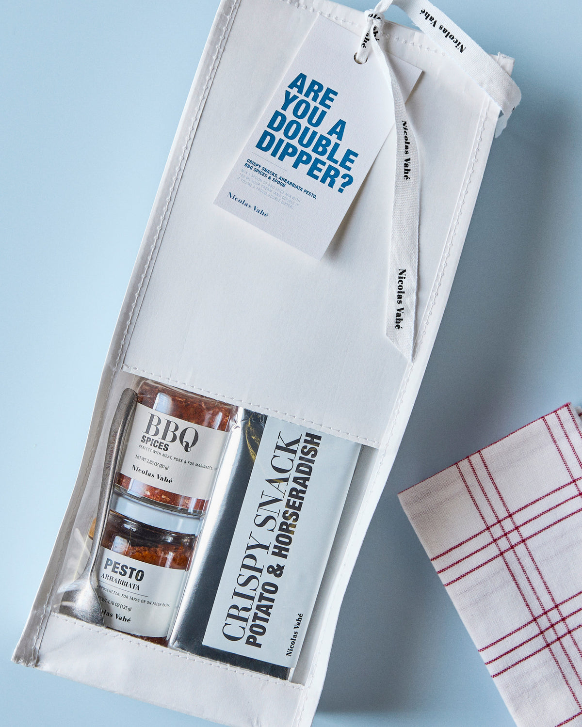 Weisse Geschenktasche Are you a double dipper? von Nicolas Vahé mit Anhänger und Teelöffel
