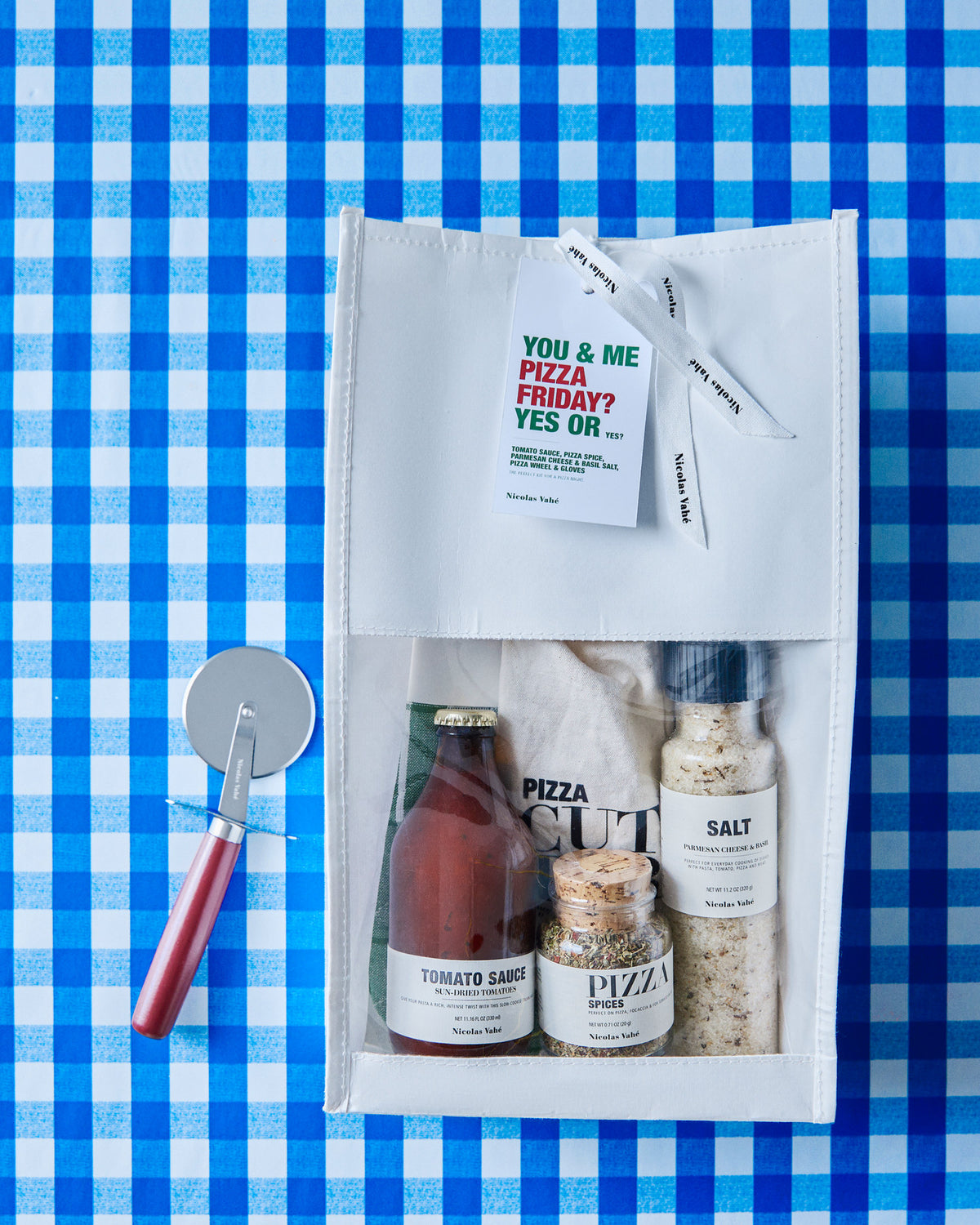 Geschenktasche Pizza friday von Nicolas Vahé mit Pizzaroller aus Holz und grünem Küchenhandschuh