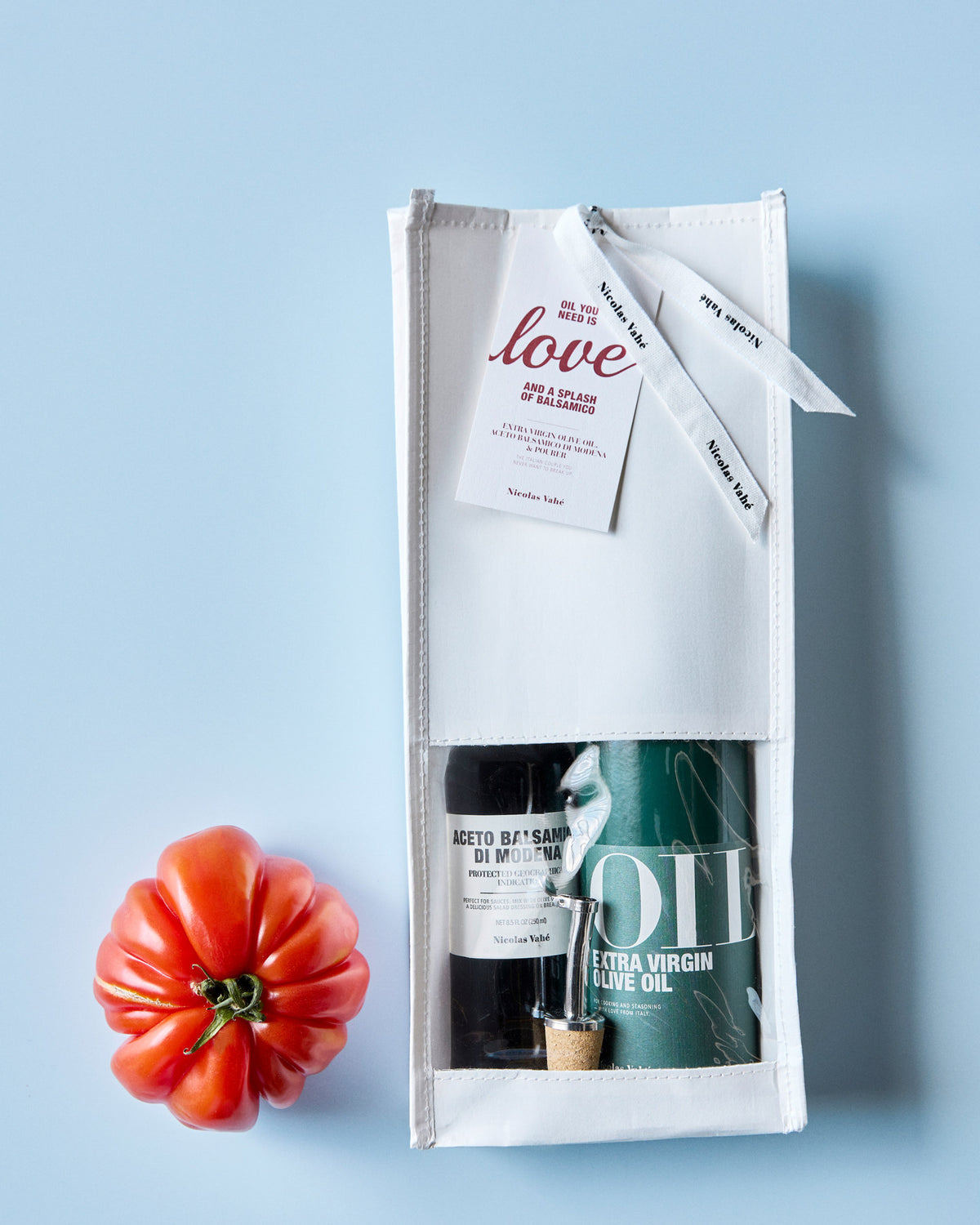Geschenktasche mit Flasche Olivenöl, Flasche Balsamico und silbernem Ausgiesser