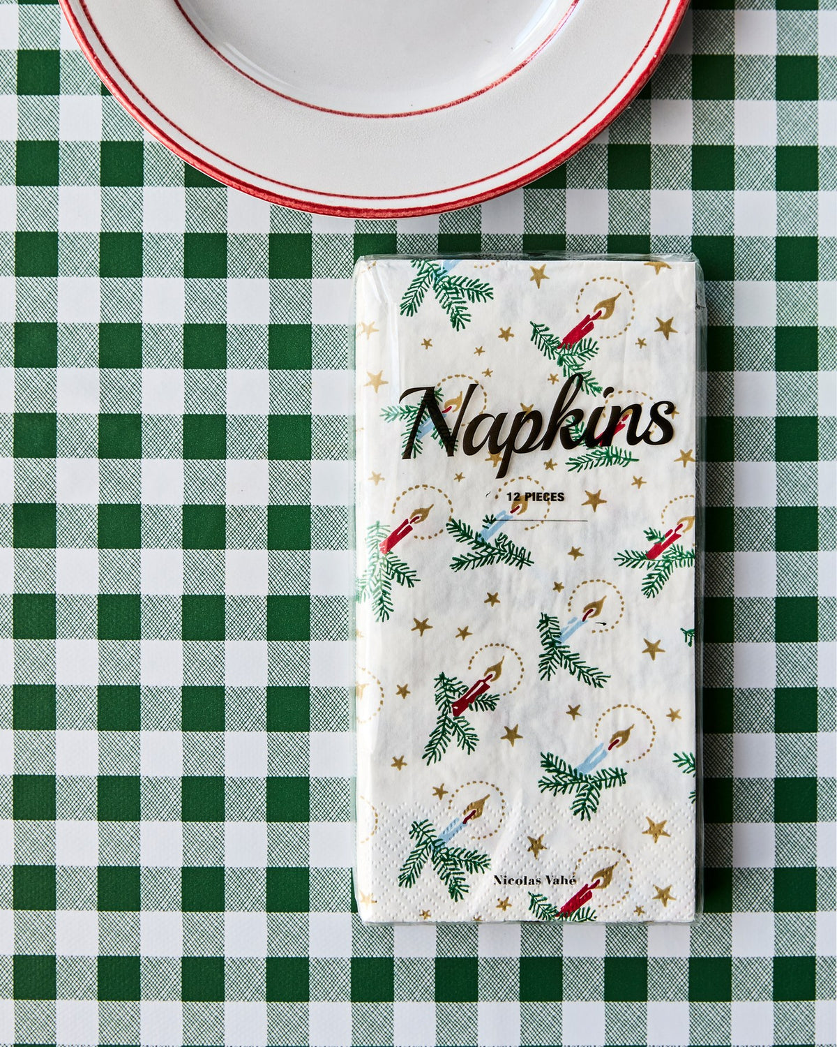 Weisse Papierservietten mit goldenen und grünen Weihnachtsmotiven, gefaltet, aus der Serie NVXmas von Nicolas Vahé.