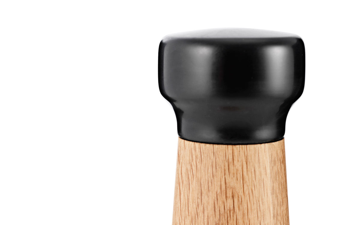 Craft Pfeffermühle in Eiche / Schwarz präsentiert im Onlineshop von KAQTU Design AG. Salz & Pfeffer ist von Normann Copenhagen