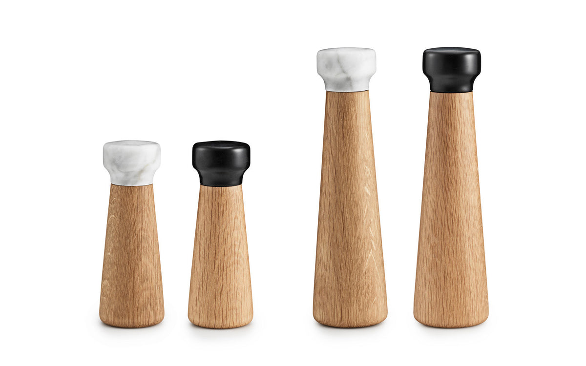 Craft Pfeffermühle in Eiche / Schwarz präsentiert im Onlineshop von KAQTU Design AG. Salz & Pfeffer ist von Normann Copenhagen