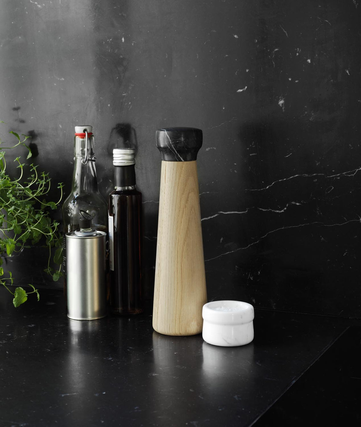 Craft Pfeffermühle in Eiche / Schwarz präsentiert im Onlineshop von KAQTU Design AG. Salz & Pfeffer ist von Normann Copenhagen