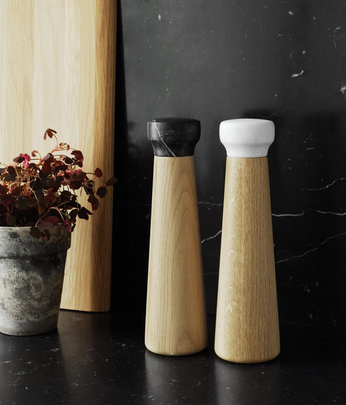 Craft Pfeffermühle in Eiche / Schwarz präsentiert im Onlineshop von KAQTU Design AG. Salz & Pfeffer ist von Normann Copenhagen
