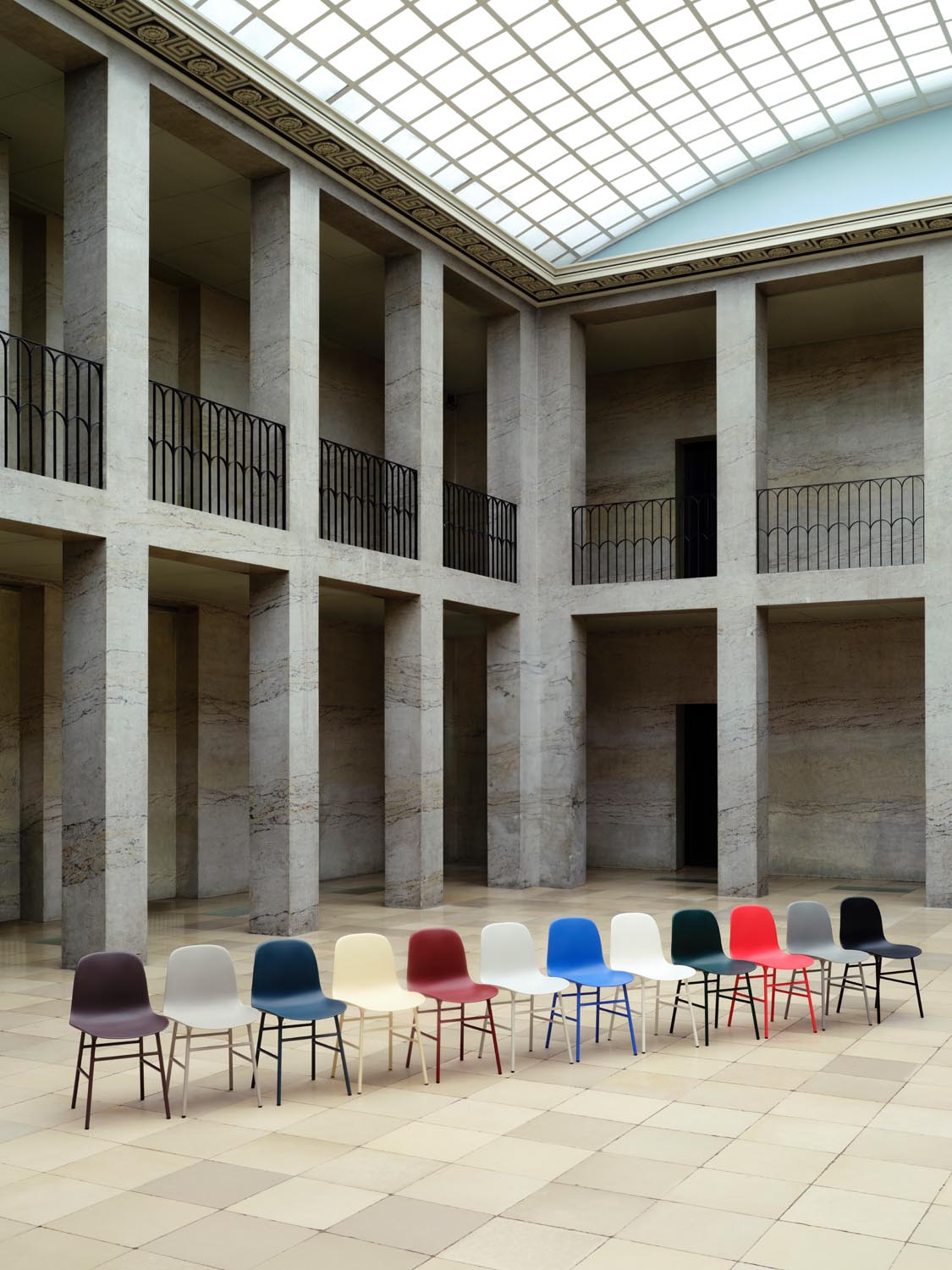 Form Stuhl in Weiss präsentiert im Onlineshop von KAQTU Design AG. Stuhl ist von Normann Copenhagen