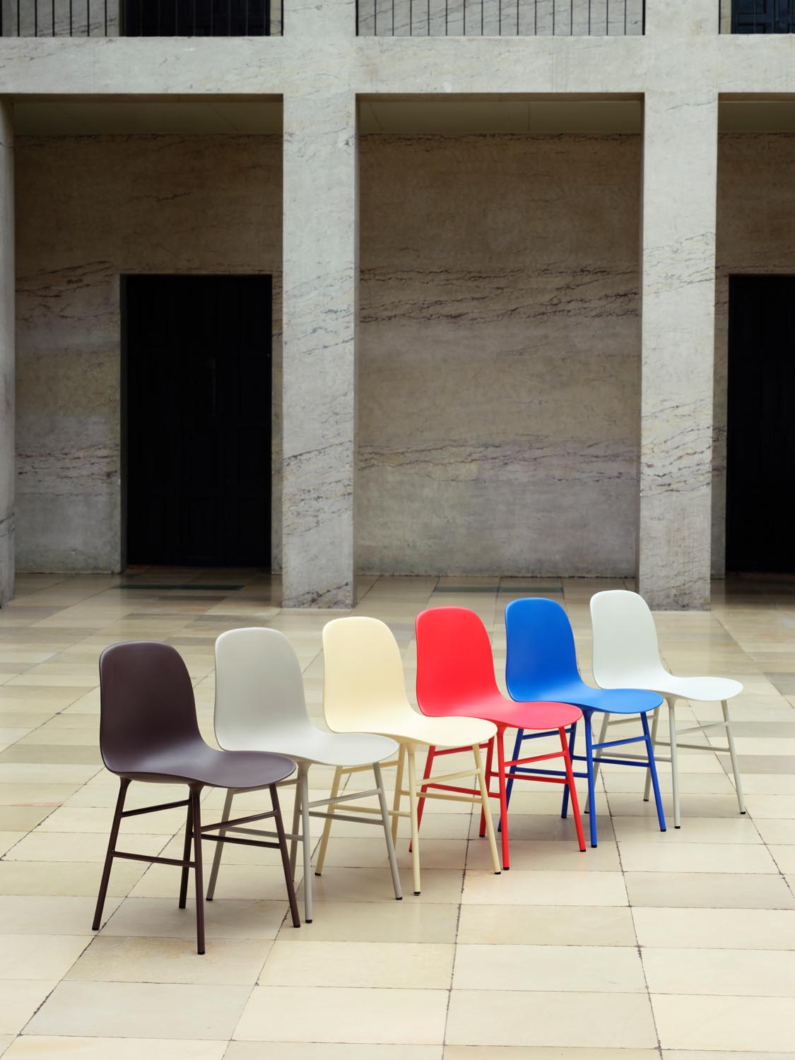 Form Stuhl in Weiss präsentiert im Onlineshop von KAQTU Design AG. Stuhl ist von Normann Copenhagen