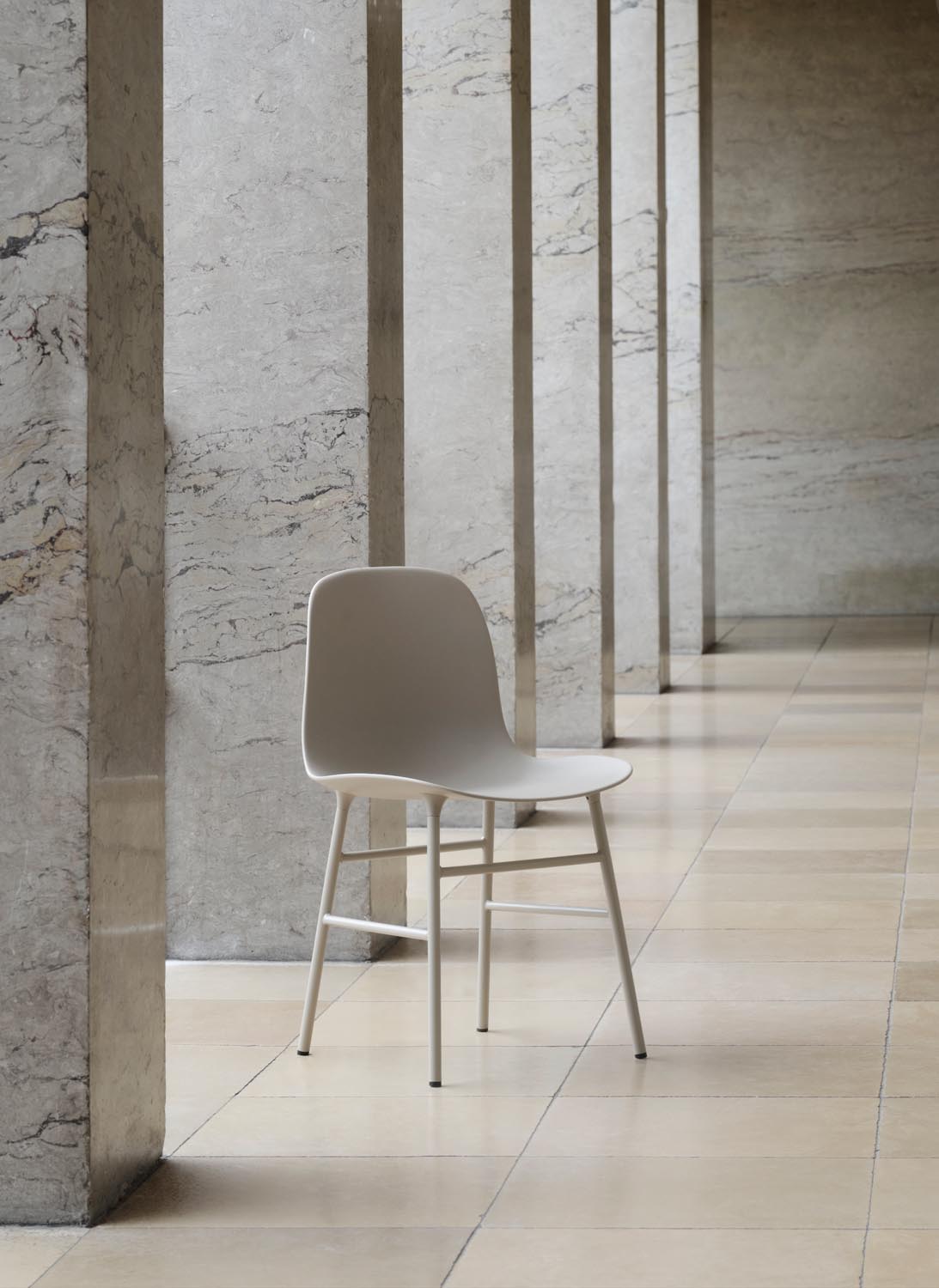 Form Stuhl in Weiss präsentiert im Onlineshop von KAQTU Design AG. Stuhl ist von Normann Copenhagen
