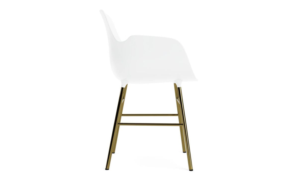 Form Armlehnstuhl in Weiss präsentiert im Onlineshop von KAQTU Design AG. Stuhl mit Armlehne ist von Normann Copenhagen