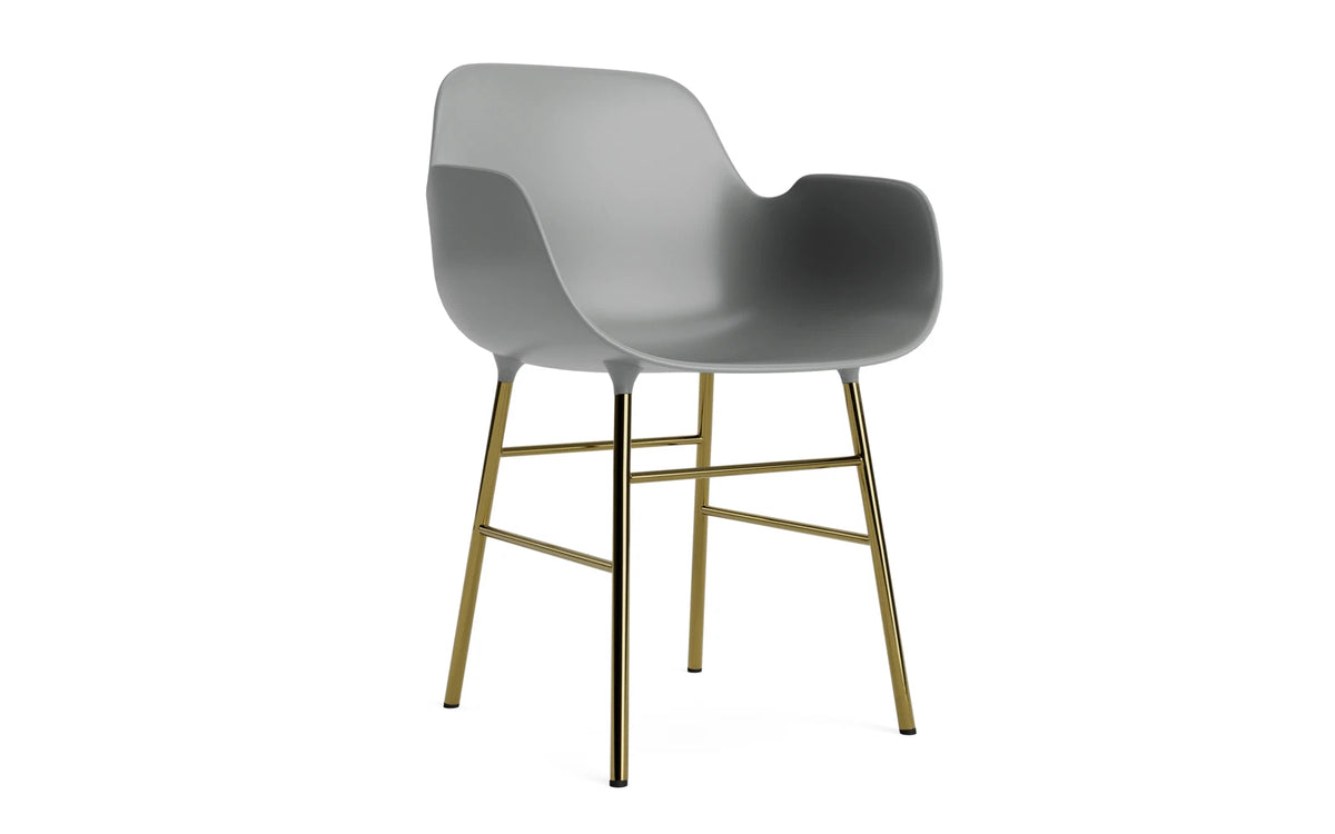 Form Armlehnstuhl in Grau präsentiert im Onlineshop von KAQTU Design AG. Stuhl mit Armlehne ist von Normann Copenhagen