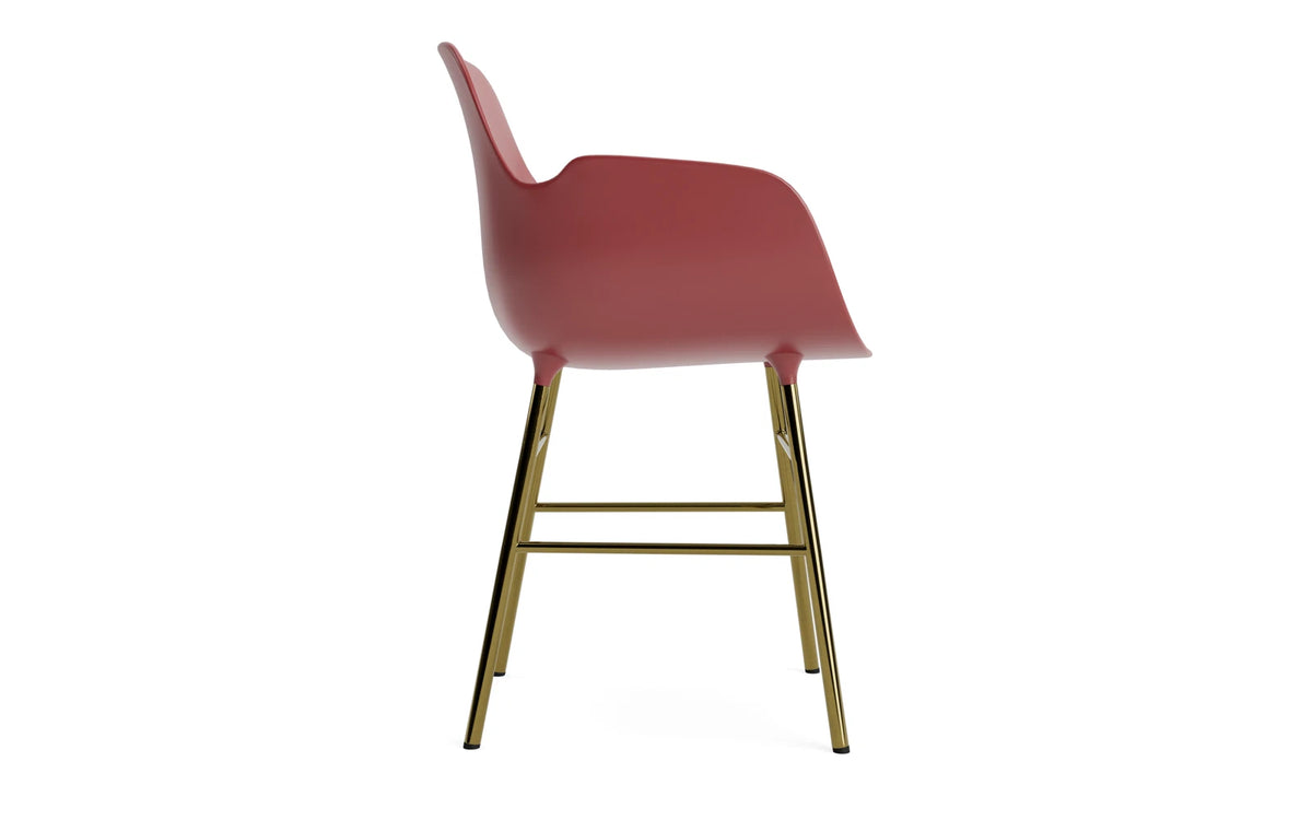 Form Armlehnstuhl in Rot präsentiert im Onlineshop von KAQTU Design AG. Stuhl mit Armlehne ist von Normann Copenhagen