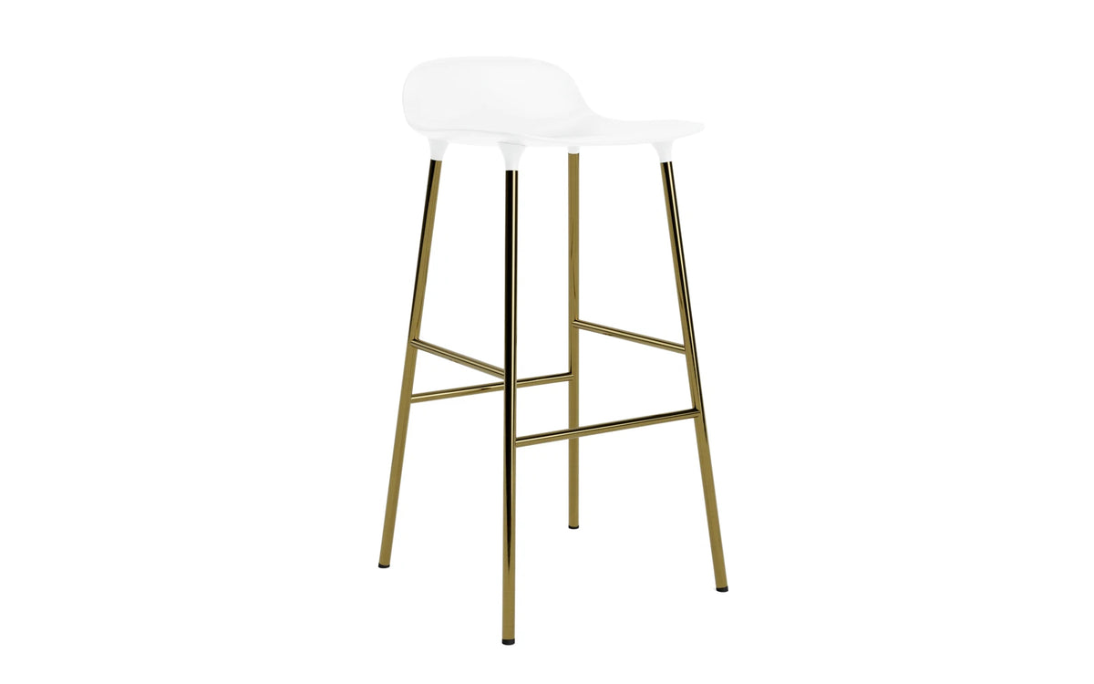Form Barhocker in Weiss präsentiert im Onlineshop von KAQTU Design AG. Barstuhl ist von Normann Copenhagen