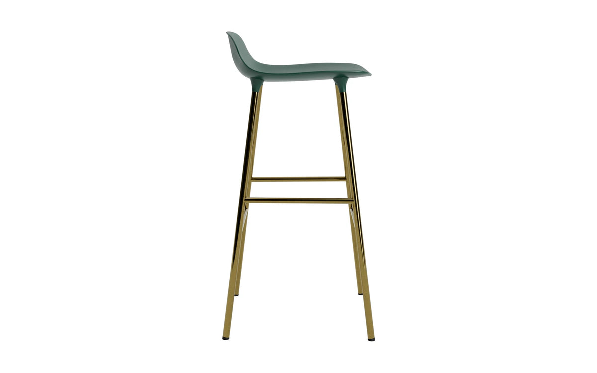 Form Barhocker in Grün präsentiert im Onlineshop von KAQTU Design AG. Barstuhl ist von Normann Copenhagen