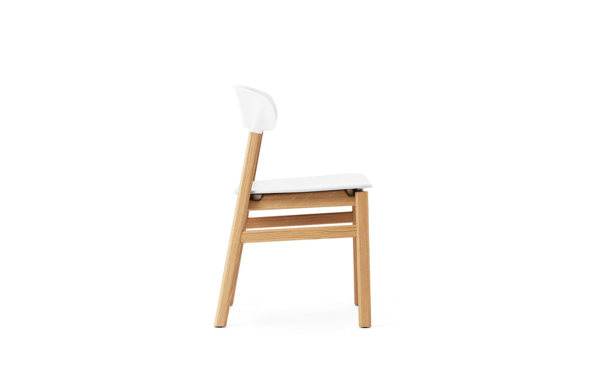 Stuhl Herit mit Sitzschale aus Plastik und Beinen aus massiver Eiche, Design von Simon Legald für Normann Copenhagen, in verschiedenen Farben.