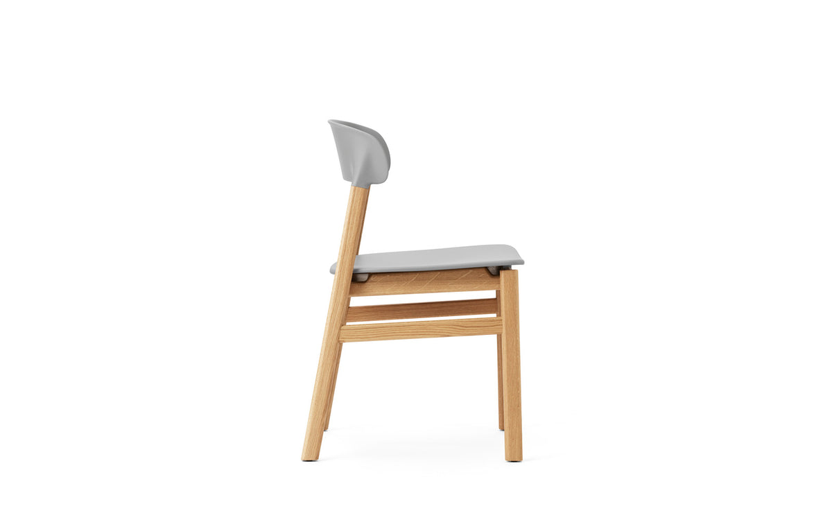 Stuhl Herit mit Sitzschale aus Plastik und Beinen aus massiver Eiche, Design von Simon Legald für Normann Copenhagen, in verschiedenen Farben.