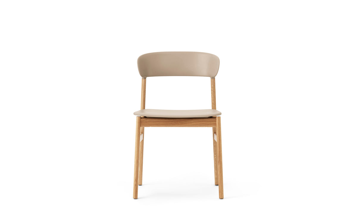 Stuhl Herit mit Sitzschale aus Plastik und Beinen aus massiver Eiche, Design von Simon Legald für Normann Copenhagen, in verschiedenen Farben.