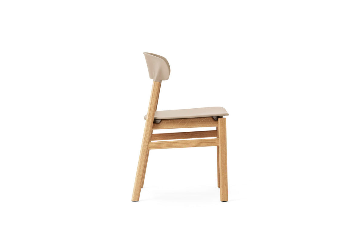 Stuhl Herit mit Sitzschale aus Plastik und Beinen aus massiver Eiche, Design von Simon Legald für Normann Copenhagen, in verschiedenen Farben.