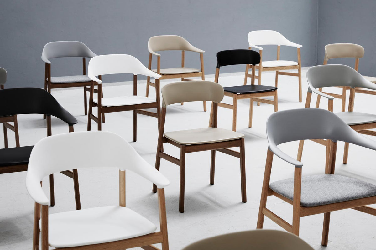 Stuhl Herit mit Sitzschale aus Plastik und Beinen aus massiver Eiche, Design von Simon Legald für Normann Copenhagen, in verschiedenen Farben.