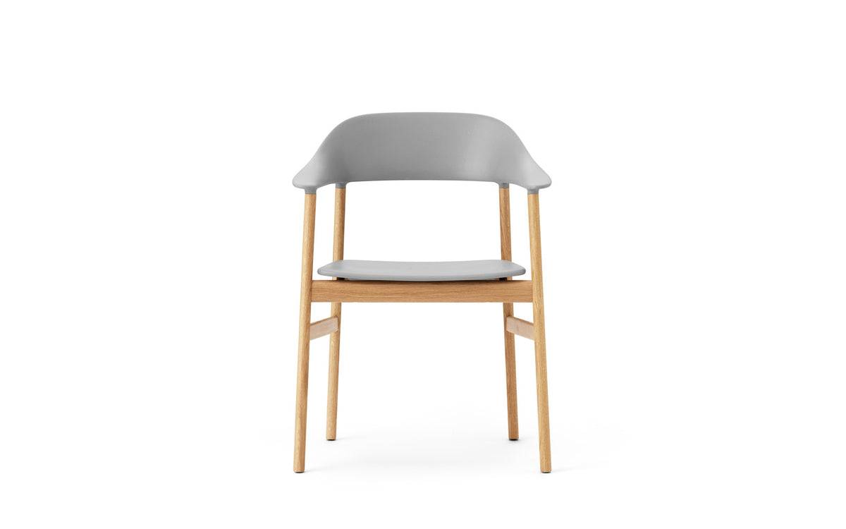 Herit Armlehnstuhl in  präsentiert im Onlineshop von KAQTU Design AG. Stuhl mit Armlehne ist von Normann Copenhagen
