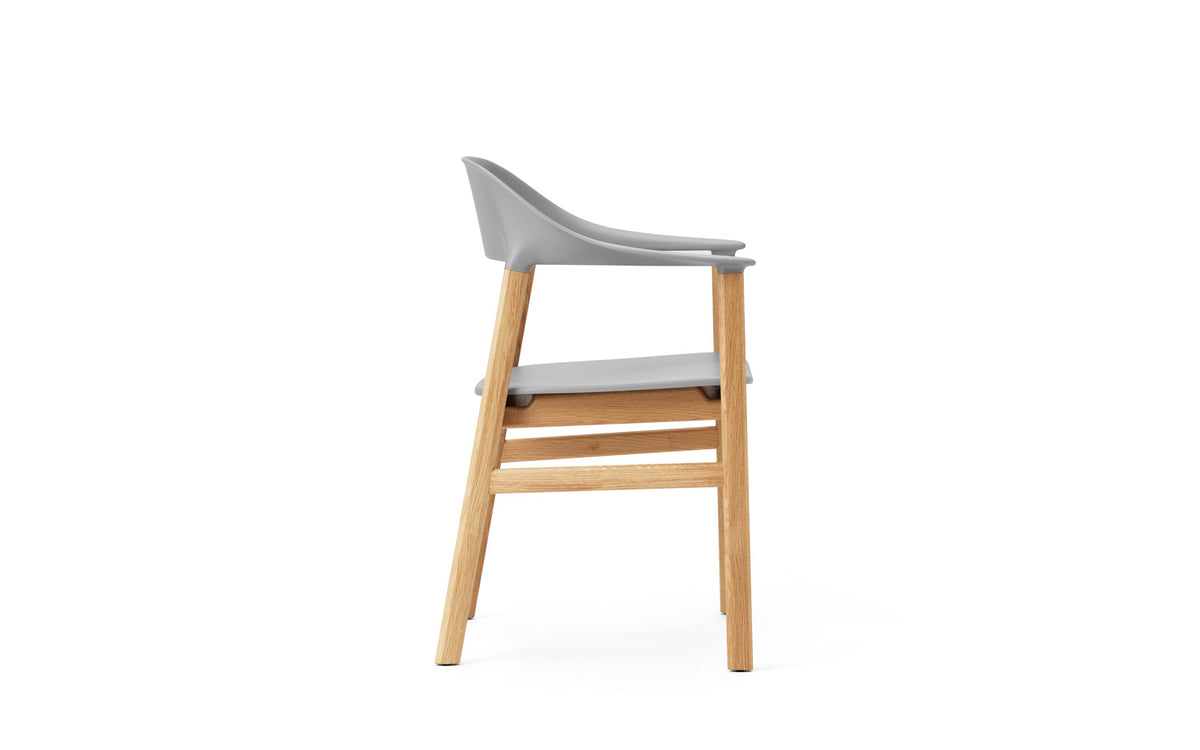 Herit Armlehnstuhl in  präsentiert im Onlineshop von KAQTU Design AG. Stuhl mit Armlehne ist von Normann Copenhagen