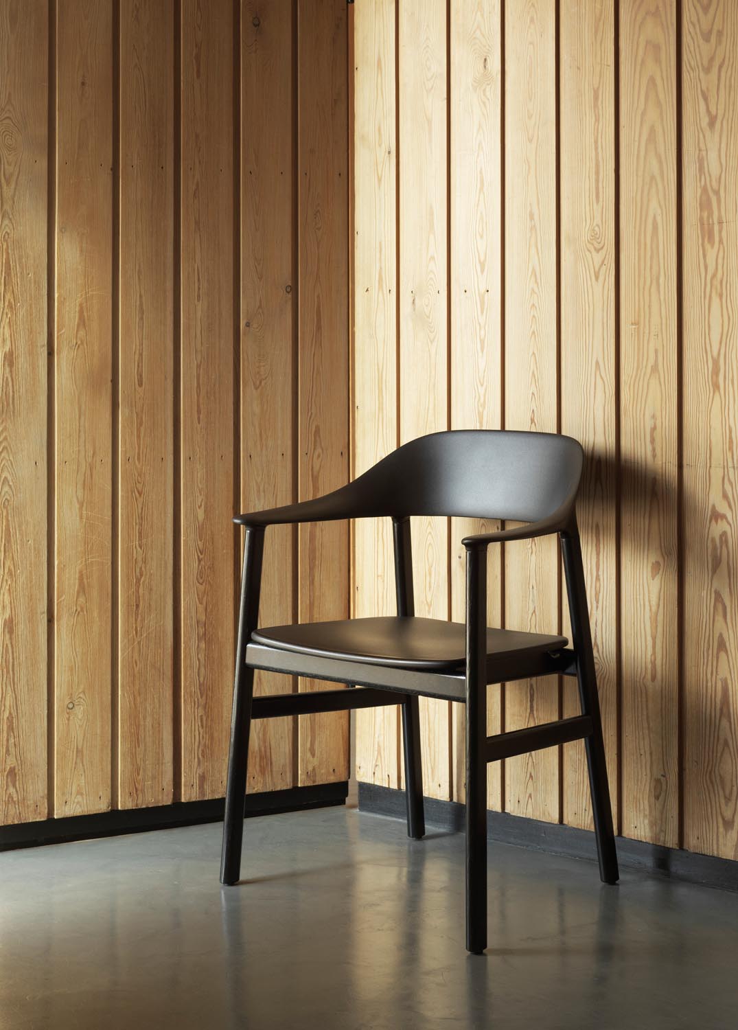 Herit Armlehnstuhl in  präsentiert im Onlineshop von KAQTU Design AG. Stuhl mit Armlehne ist von Normann Copenhagen