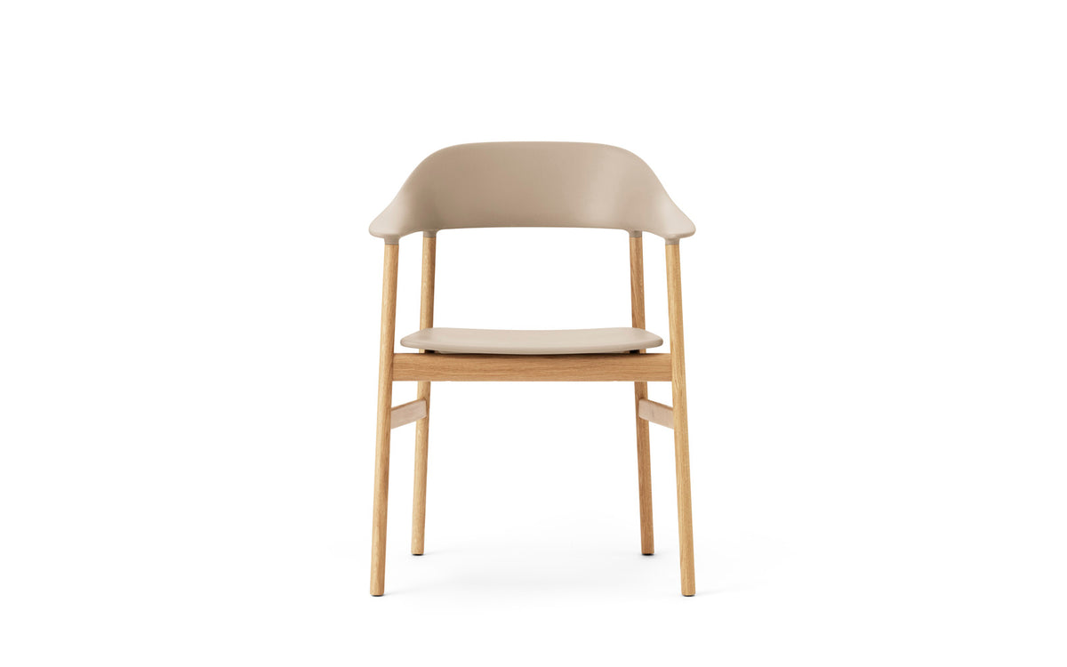 Herit Armlehnstuhl in  präsentiert im Onlineshop von KAQTU Design AG. Stuhl mit Armlehne ist von Normann Copenhagen