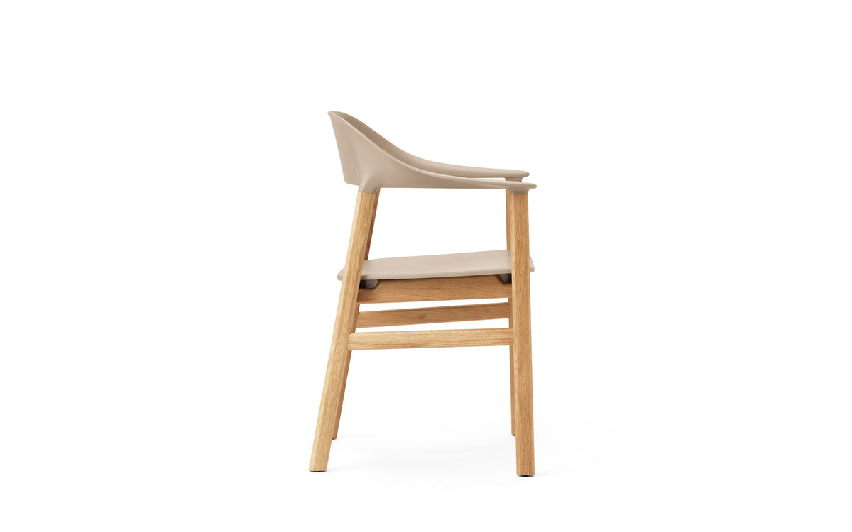 Herit Armlehnstuhl in  präsentiert im Onlineshop von KAQTU Design AG. Stuhl mit Armlehne ist von Normann Copenhagen