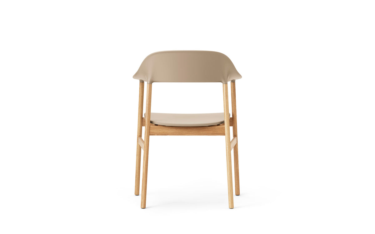 Herit Armlehnstuhl in  präsentiert im Onlineshop von KAQTU Design AG. Stuhl mit Armlehne ist von Normann Copenhagen