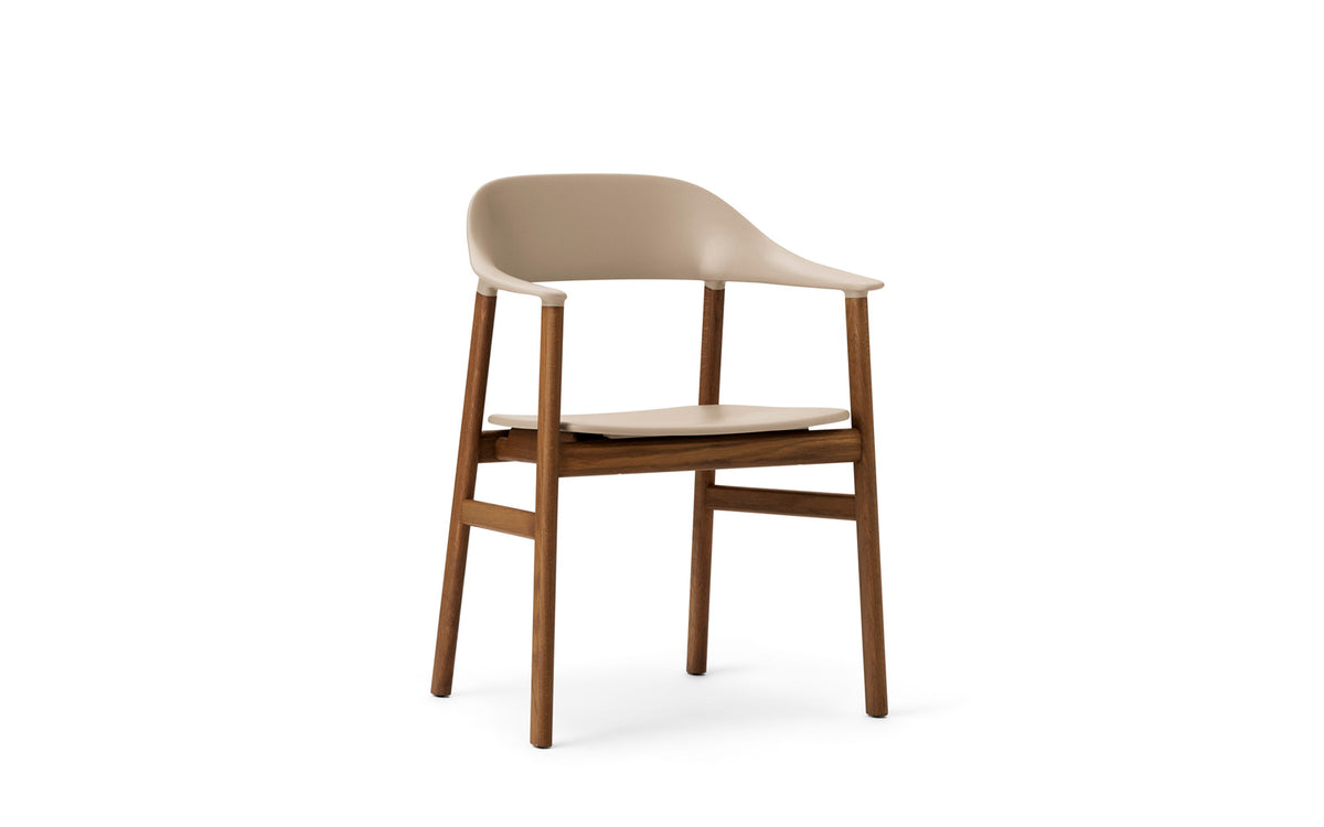 Herit Armlehnstuhl in Sand präsentiert im Onlineshop von KAQTU Design AG. Stuhl mit Armlehne ist von Normann Copenhagen