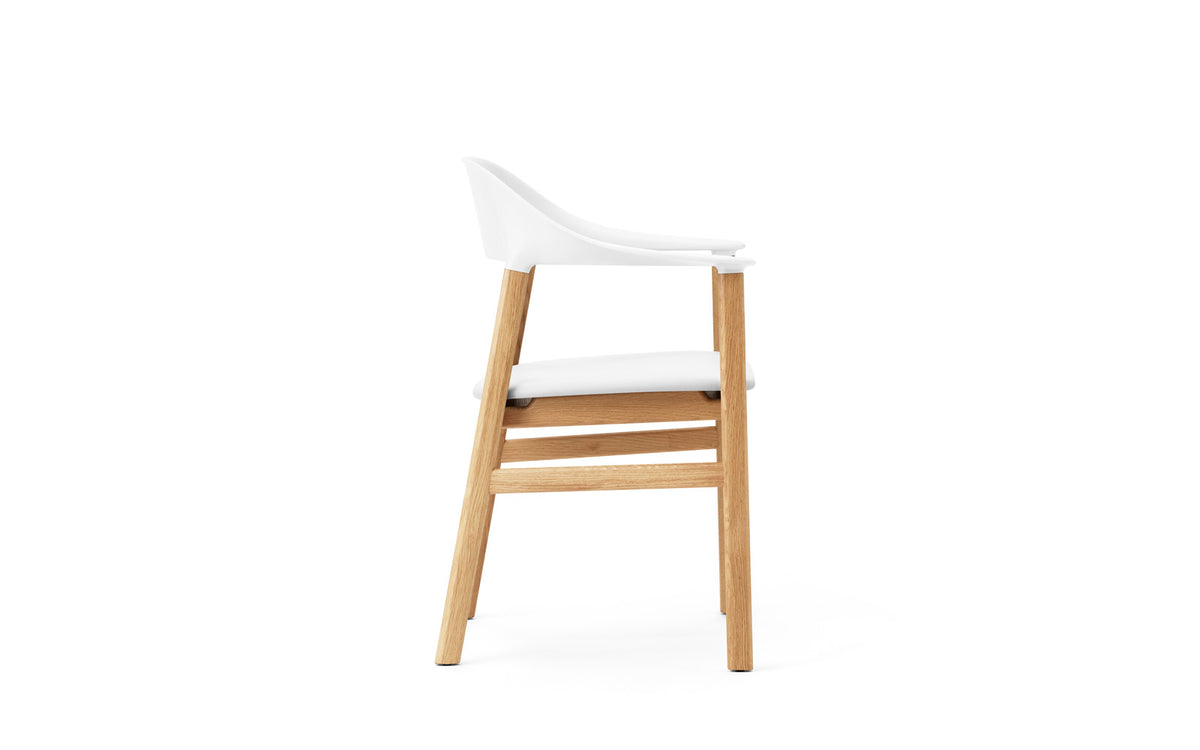 Herit Stuhl mit Armlehnen in  präsentiert im Onlineshop von KAQTU Design AG. Stuhl mit Armlehne ist von Normann Copenhagen