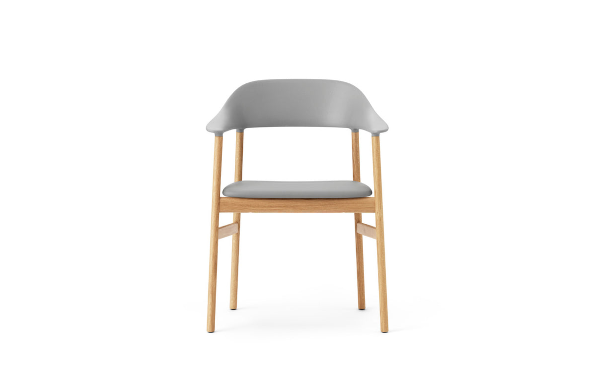 Herit Stuhl mit Armlehnen in Spectrum Leder grau präsentiert im Onlineshop von KAQTU Design AG. Stuhl mit Armlehne ist von Normann Copenhagen