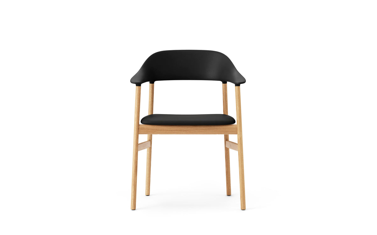 Herit Stuhl mit Armlehnen in Spectrum Leder schwarz präsentiert im Onlineshop von KAQTU Design AG. Stuhl mit Armlehne ist von Normann Copenhagen