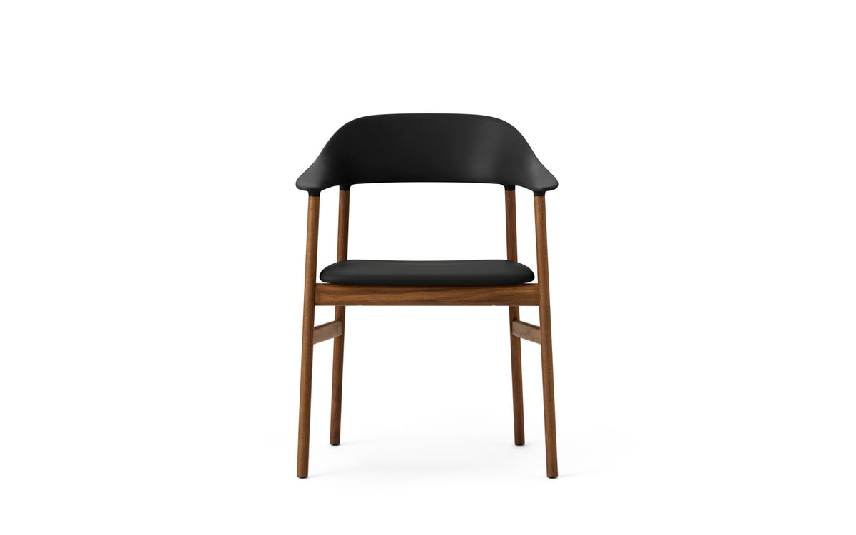 Herit Stuhl mit Armlehnen in Spectrum Leder schwarz präsentiert im Onlineshop von KAQTU Design AG. Stuhl mit Armlehne ist von Normann Copenhagen