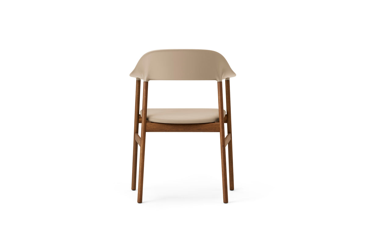 Herit Stuhl mit Armlehnen in Spectrum Leder sand präsentiert im Onlineshop von KAQTU Design AG. Stuhl mit Armlehne ist von Normann Copenhagen