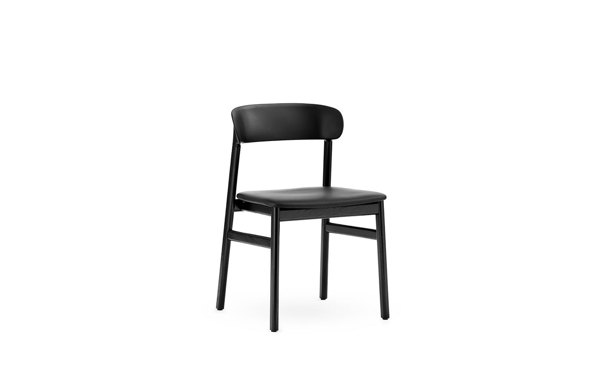Herit Stuhl gepolstert, Schwarze Eiche, Spectrum Leder Schwarz in  präsentiert im Onlineshop von KAQTU Design AG. Stuhl ist von Normann Copenhagen