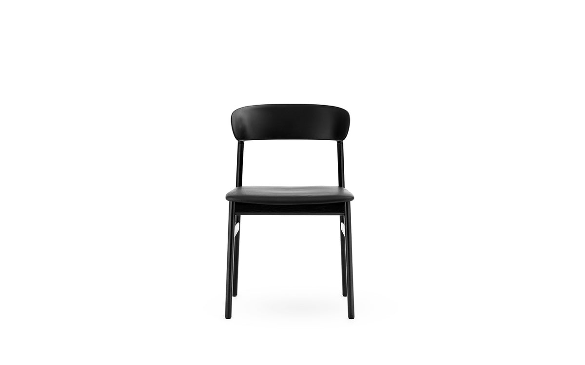 Herit Stuhl gepolstert, Schwarze Eiche, Spectrum Leder Schwarz in  präsentiert im Onlineshop von KAQTU Design AG. Stuhl ist von Normann Copenhagen