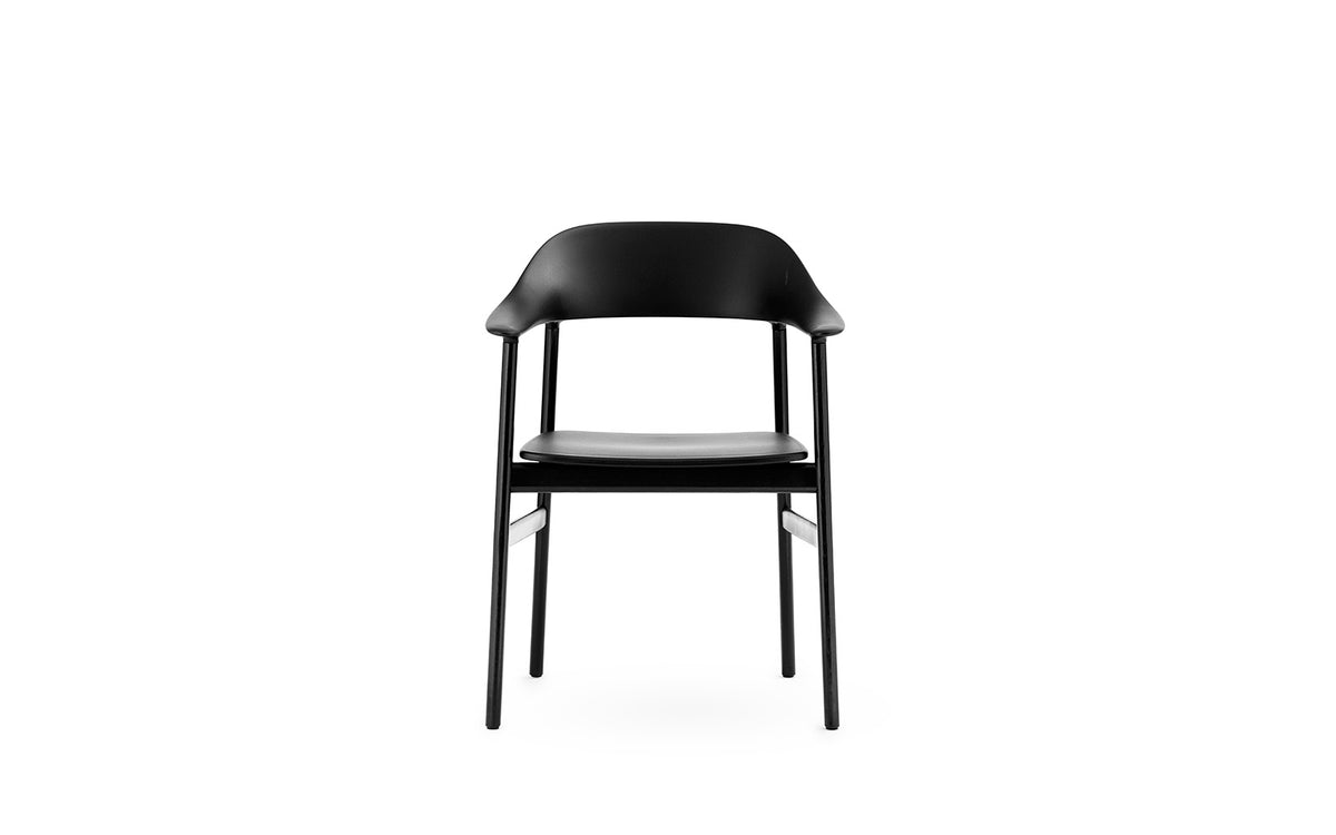 Herit Armlehnstuhl in Schwarz präsentiert im Onlineshop von KAQTU Design AG. Stuhl mit Armlehne ist von Normann Copenhagen