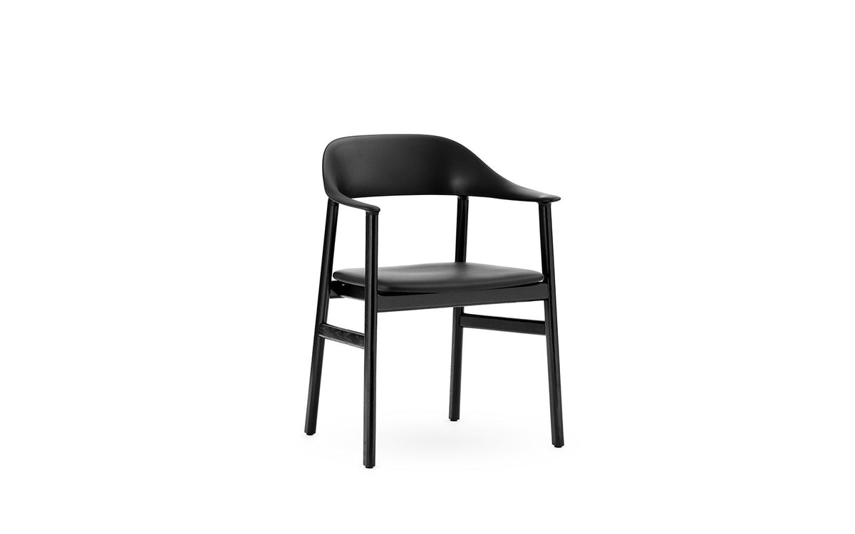 Herit Lehnstuhl von Normann Copenhagen mit schwarzem Spectrum Leder-Sitz, Rückenlehne aus Polypropylen und Beinen aus lackierter Eiche, Armlehnen