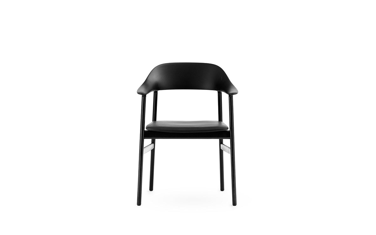 Herit Lehnstuhl von Normann Copenhagen mit schwarzem Spectrum Leder-Sitz, Rückenlehne aus Polypropylen und Beinen aus lackierter Eiche, Armlehnen