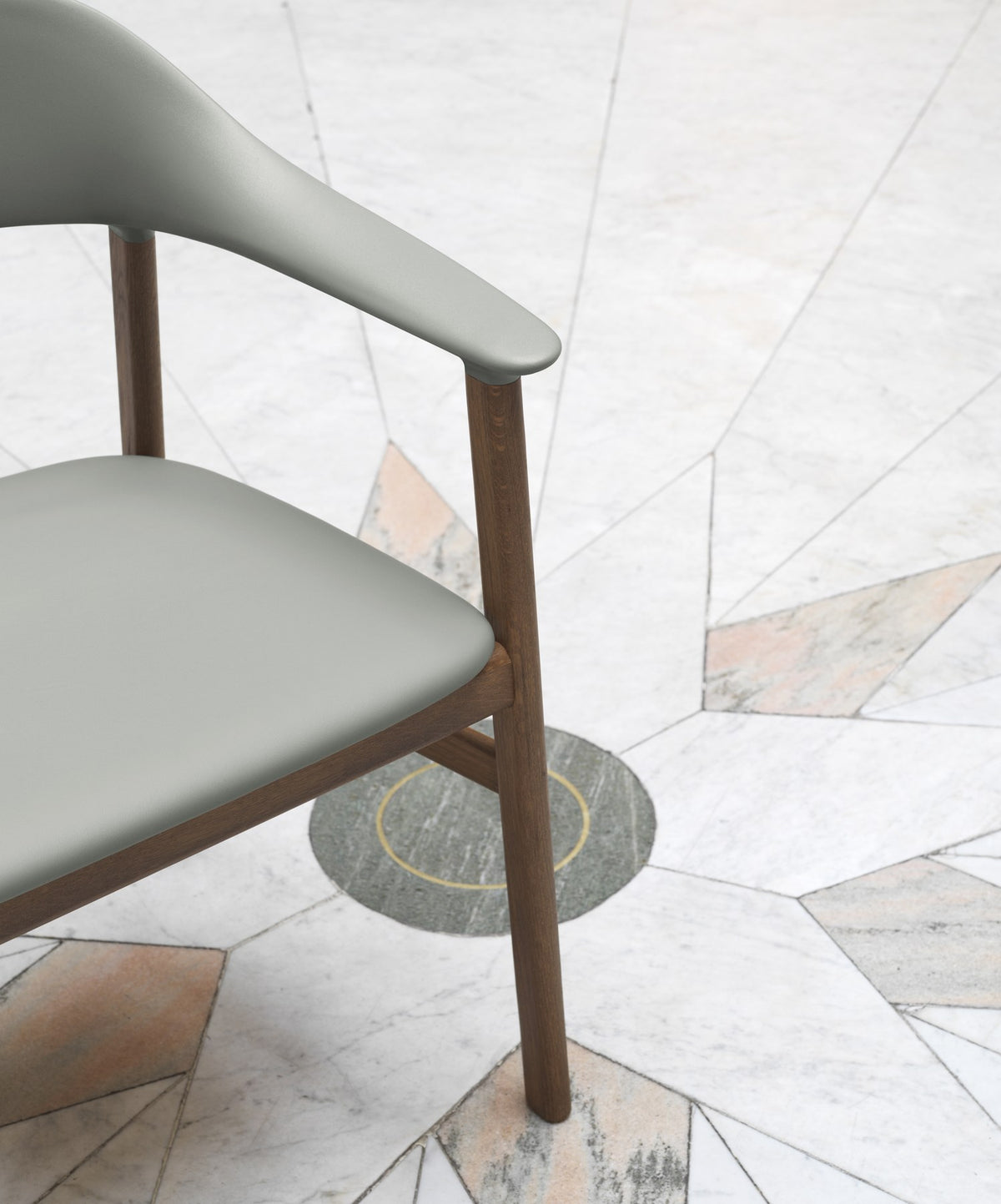 Herit Lehnstuhl von Normann Copenhagen mit schwarzem Spectrum Leder-Sitz, Rückenlehne aus Polypropylen und Beinen aus lackierter Eiche, Armlehnen