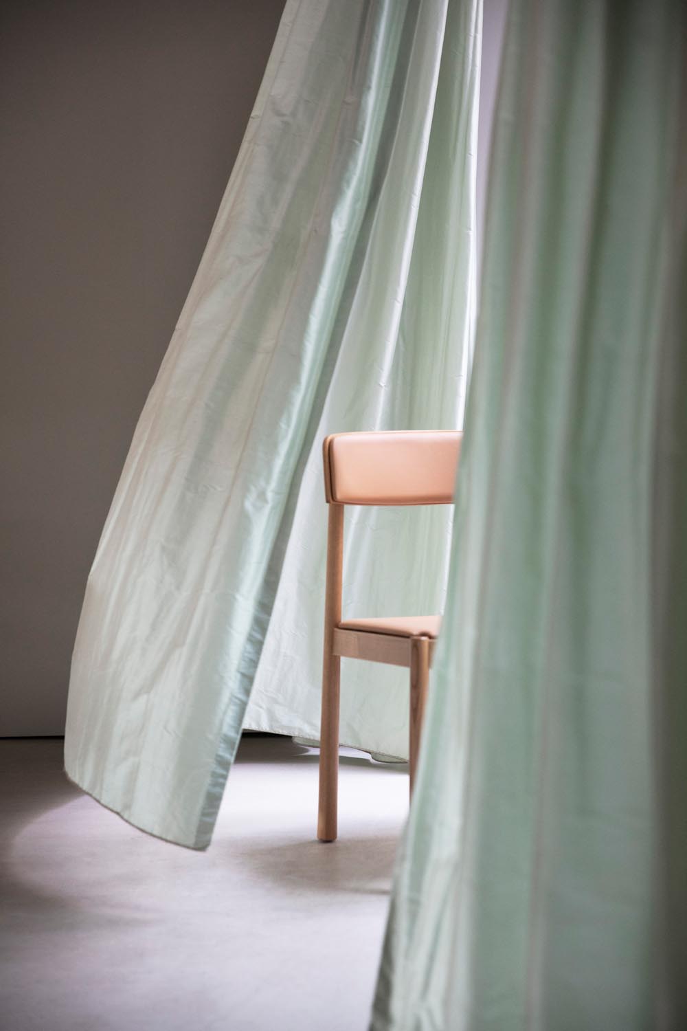 Timb Stuhl gepolstert, Schwarz/ Schwarz Leder in Schwarz/ Schwarz präsentiert im Onlineshop von KAQTU Design AG. Stuhl ist von Normann Copenhagen