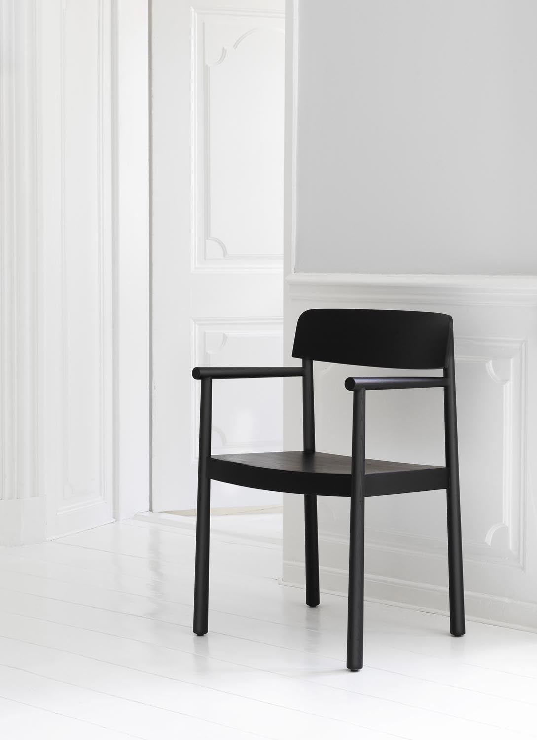 Timb Stuhl mit Armlehne in Schwarz präsentiert im Onlineshop von KAQTU Design AG. Stuhl mit Armlehne ist von Normann Copenhagen