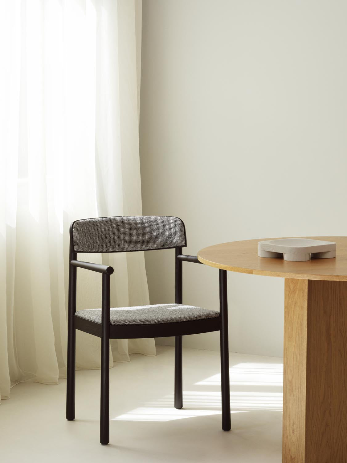 Timb Stuhl mit Armlehne in  präsentiert im Onlineshop von KAQTU Design AG. Stuhl mit Armlehne ist von Normann Copenhagen