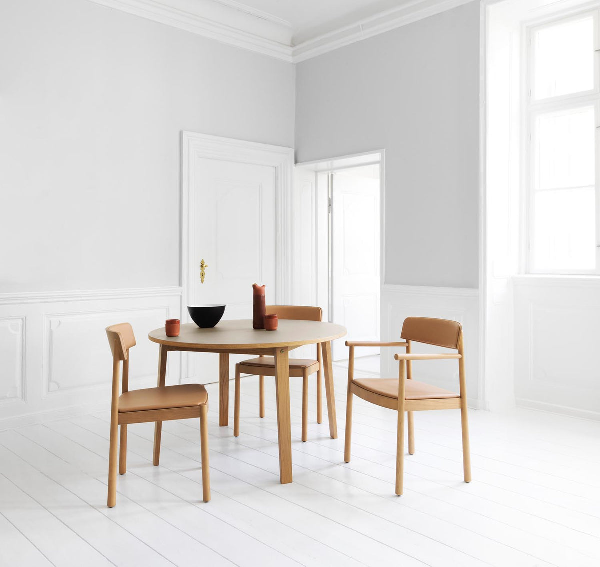 Timb Lehnstuhl gepolstert, Tan/ Camel Leder in  präsentiert im Onlineshop von KAQTU Design AG. Stuhl mit Armlehne ist von Normann Copenhagen