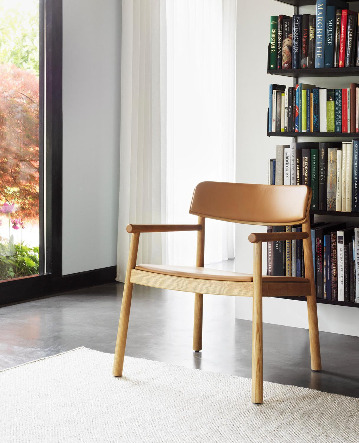 Timb Sessel in Tan/ Camel präsentiert im Onlineshop von KAQTU Design AG. Sessel mit Armlehnen ist von Normann Copenhagen