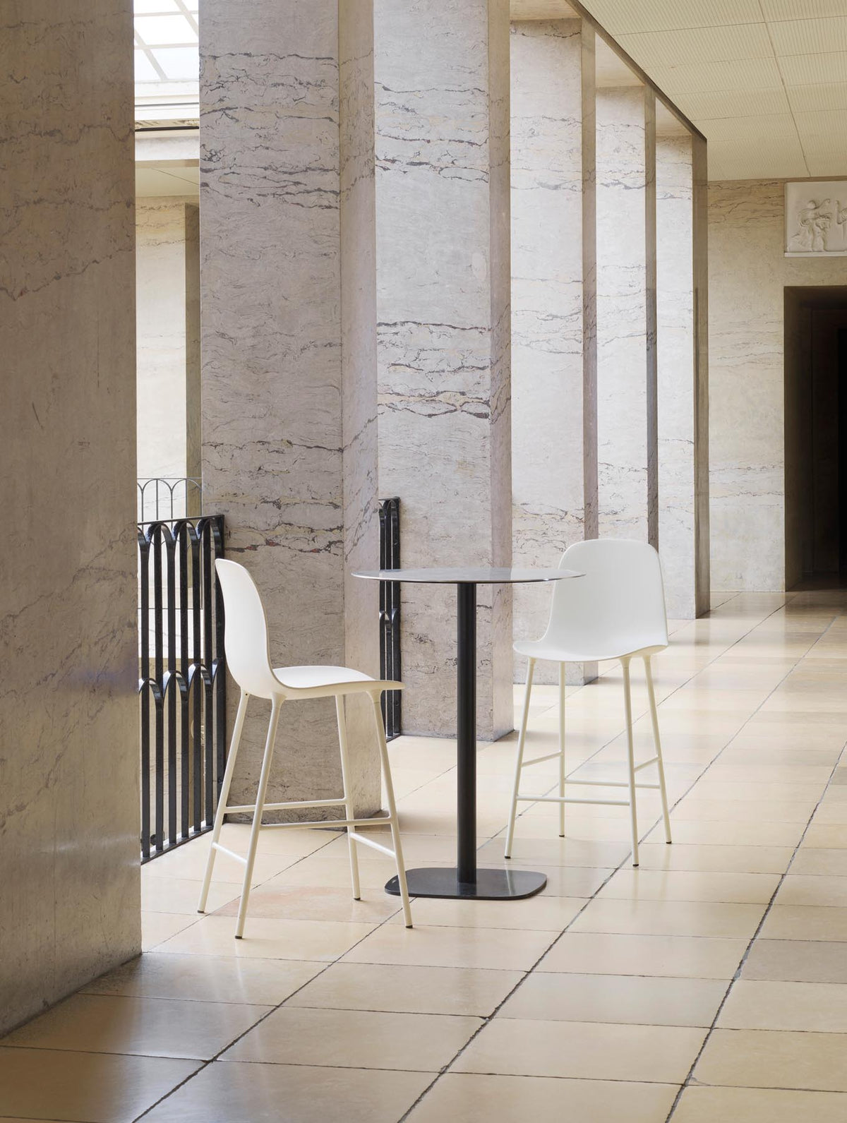 Form Barstuhl in Schwarz präsentiert im Onlineshop von KAQTU Design AG. Barstuhl ist von Normann Copenhagen