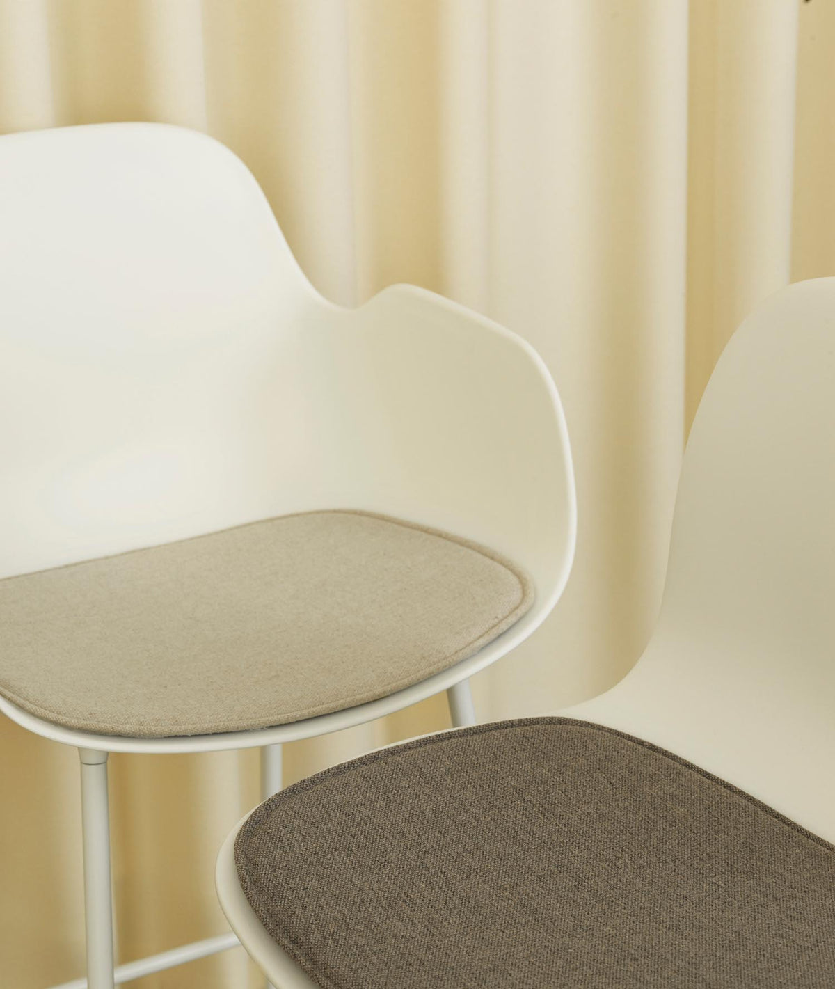 Form Barstuhl mit Armlehne in Grau präsentiert im Onlineshop von KAQTU Design AG. Barstuhl mit Armlehne ist von Normann Copenhagen
