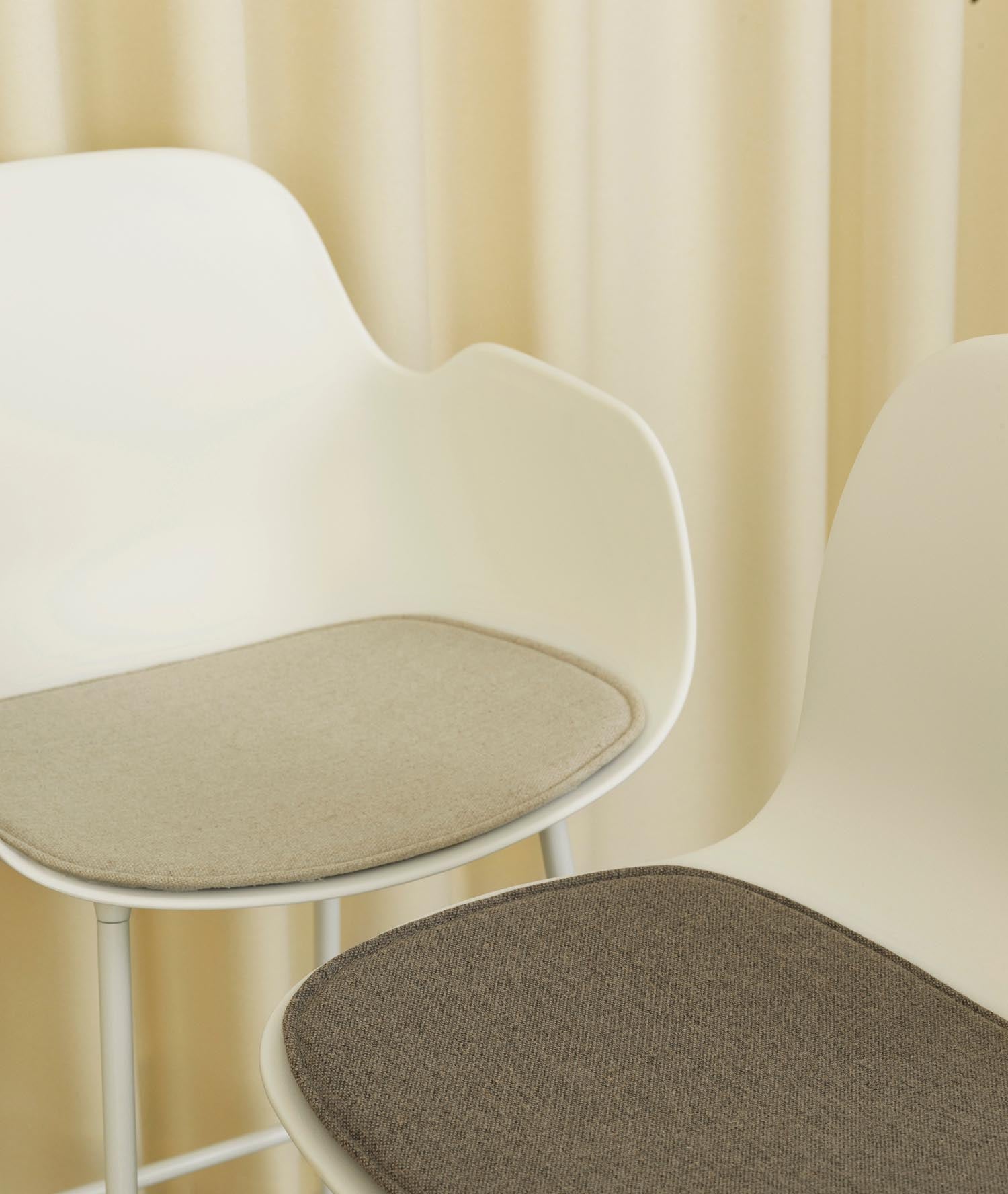Entdecken Sie den eleganten Form Barstuhl mit Armlehne von Normann Copenhagen. Mit 75 cm Sitzhöhe und modernem Stahlgestell vereint er Stil und Komfort.