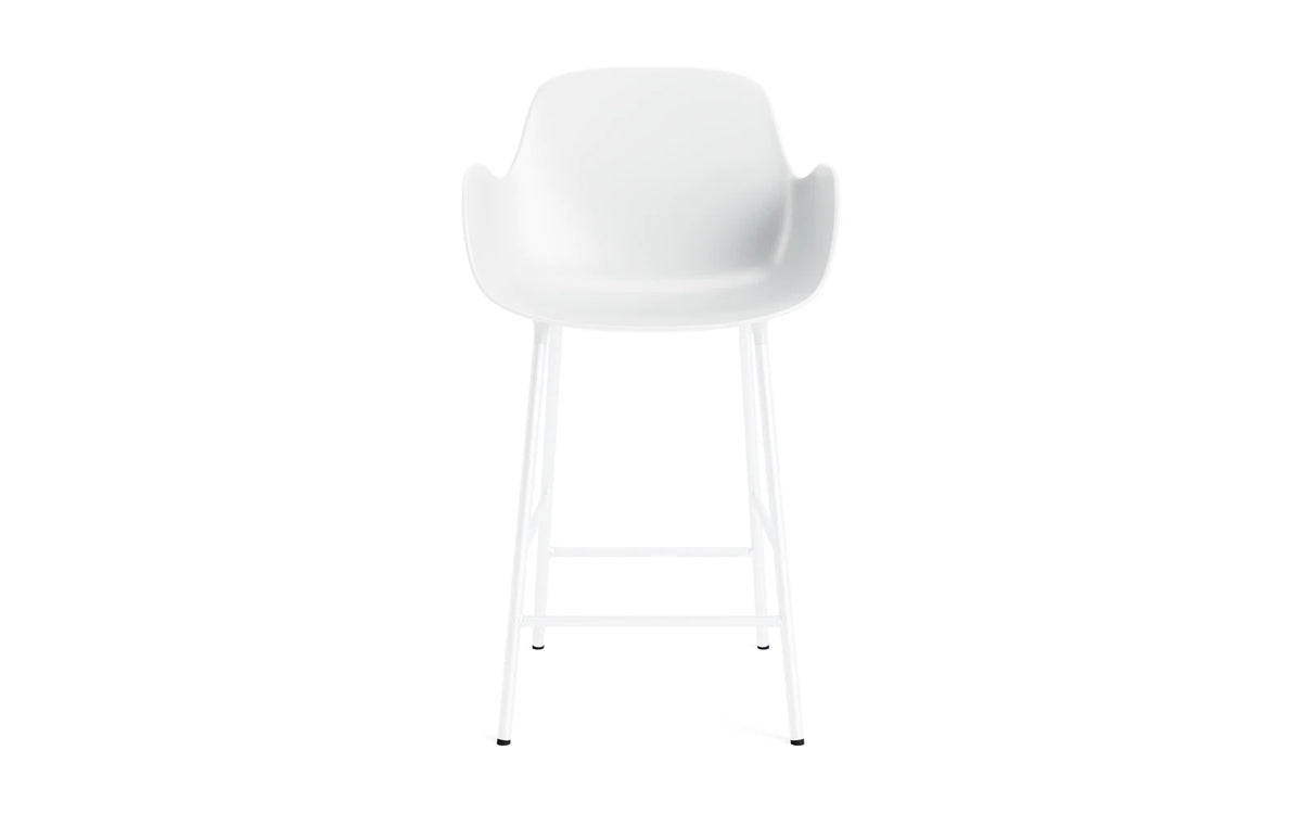 Form Barstuhl mit Armlehne in Weiss präsentiert im Onlineshop von KAQTU Design AG. Barstuhl mit Armlehne ist von Normann Copenhagen
